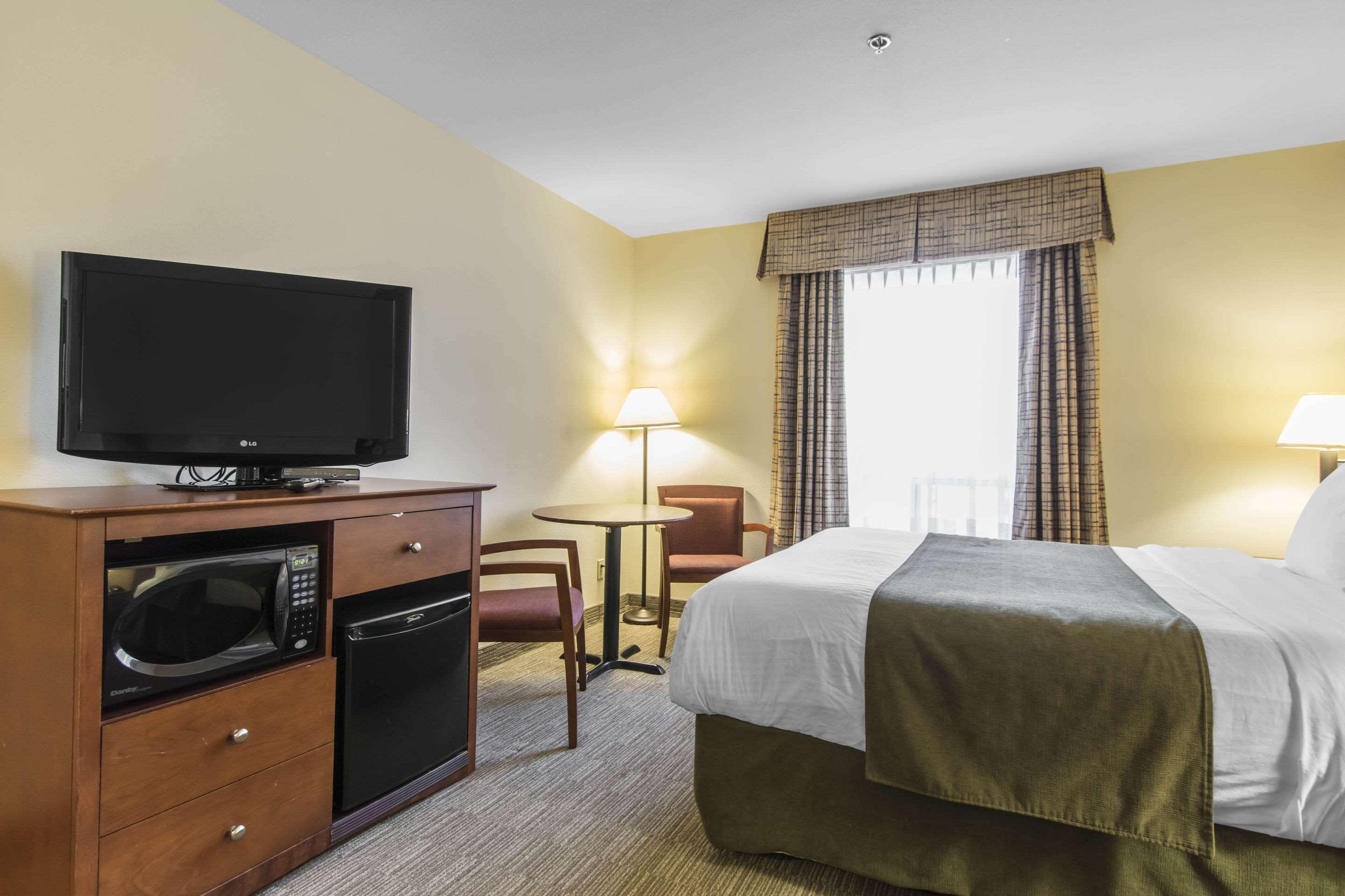 Quality Inn Airport Moncton Exterior photo
